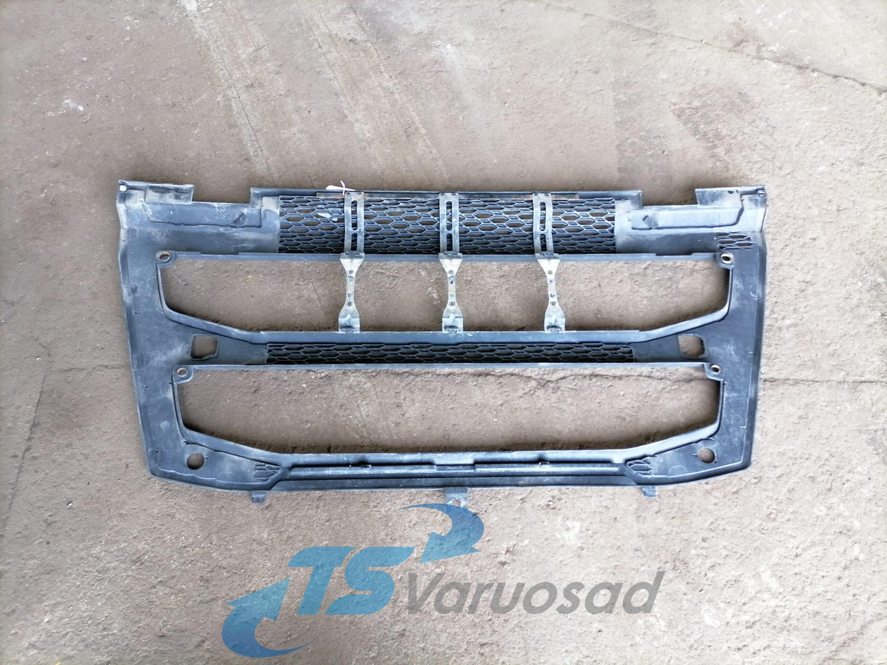 Volvo Grille panel 82491903 - جلوپنجره - شاحنة: صور 2 Volvo Grille panel 82491903 - جلوپنجره - شاحنة: صور 2