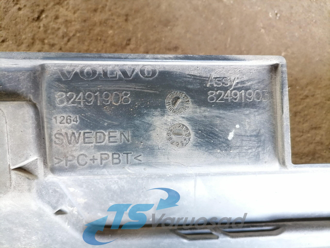 Volvo Grille panel 82491903 - جلوپنجره - شاحنة: صور 3 Volvo Grille panel 82491903 - جلوپنجره - شاحنة: صور 3