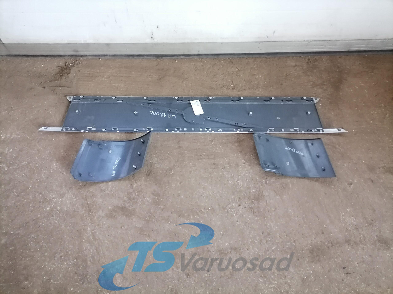 Volvo Grille panel 84027588 - جلوپنجره - شاحنة: صور 2 Volvo Grille panel 84027588 - جلوپنجره - شاحنة: صور 2