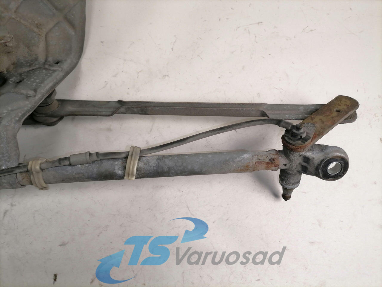 Volvo Klaasipuhasti raam 20517438 - مساحة الزجاج الأمامي - شاحنة: صور 2 Volvo Klaasipuhasti raam 20517438 - مساحة الزجاج الأمامي - شاحنة: صور 2
