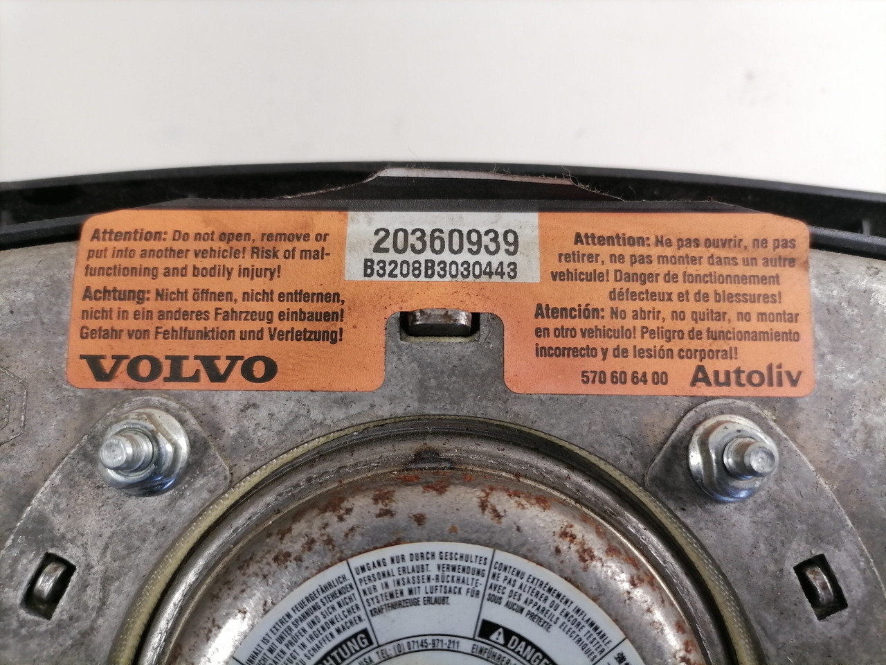 Volvo Rooli keskmine kate / airbag 20360939 - قيادة السيارة - شاحنة: صور 5 Volvo Rooli keskmine kate / airbag 20360939 - قيادة السيارة - شاحنة: صور 5