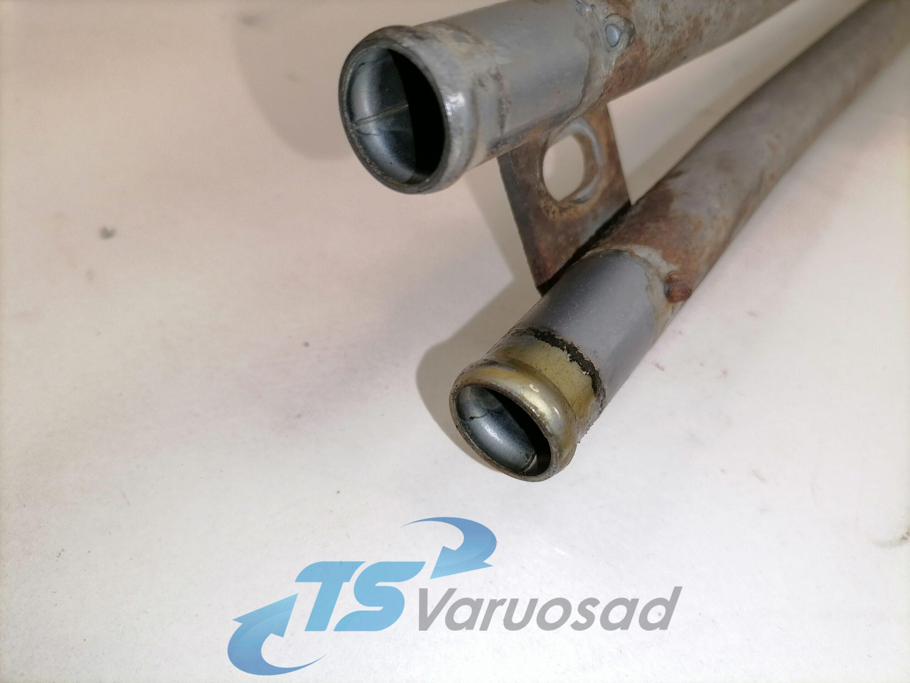 Volvo Salongisoojendus torud 21913681 - التدفئة/ التهوية - شاحنة: صور 2 Volvo Salongisoojendus torud 21913681 - التدفئة/ التهوية - شاحنة: صور 2