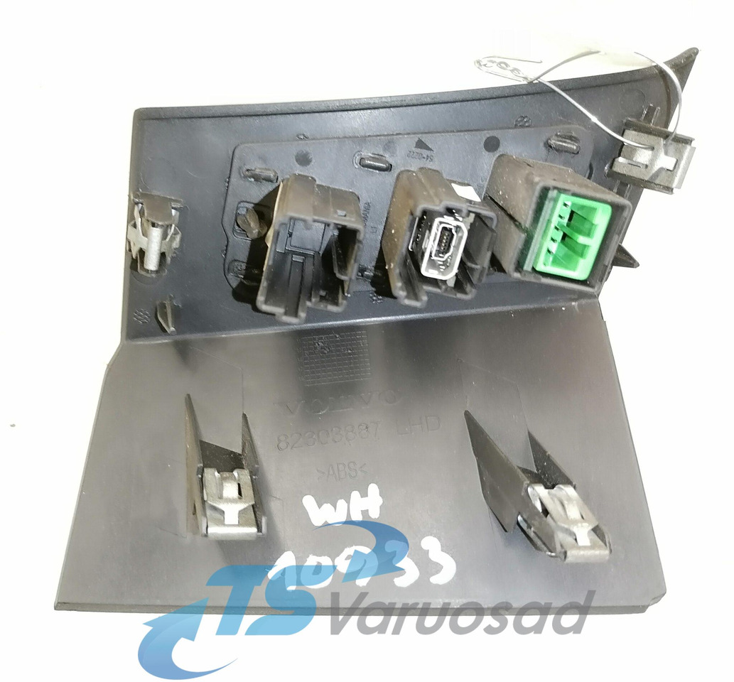 Volvo Volvo USB / AUX connector panel 82303887 - النظام الكهربائي - شاحنة: صور 2 Volvo Volvo USB / AUX connector panel 82303887 - النظام الكهربائي - شاحنة: صور 2