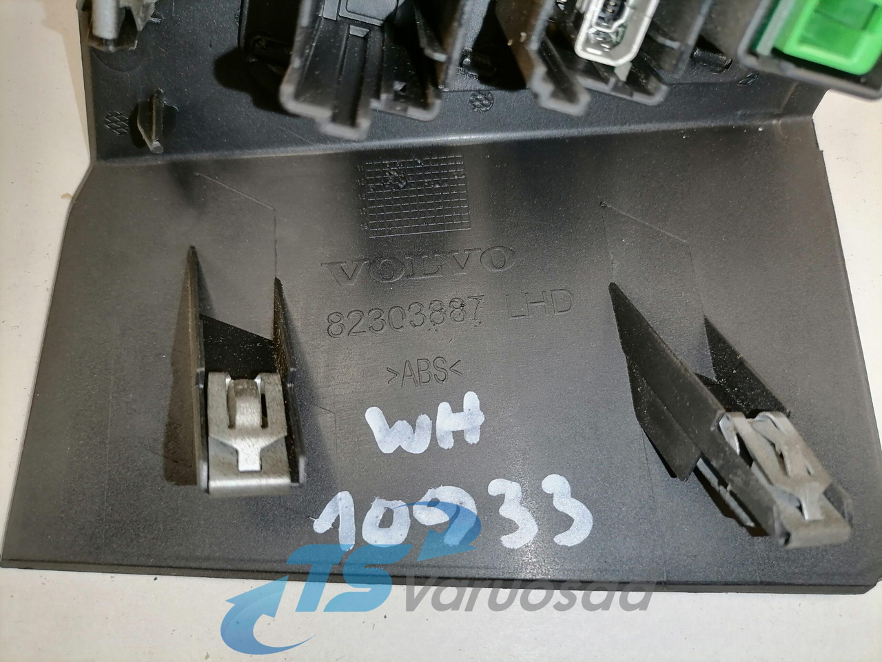Volvo Volvo USB / AUX connector panel 82303887 - النظام الكهربائي - شاحنة: صور 3 Volvo Volvo USB / AUX connector panel 82303887 - النظام الكهربائي - شاحنة: صور 3