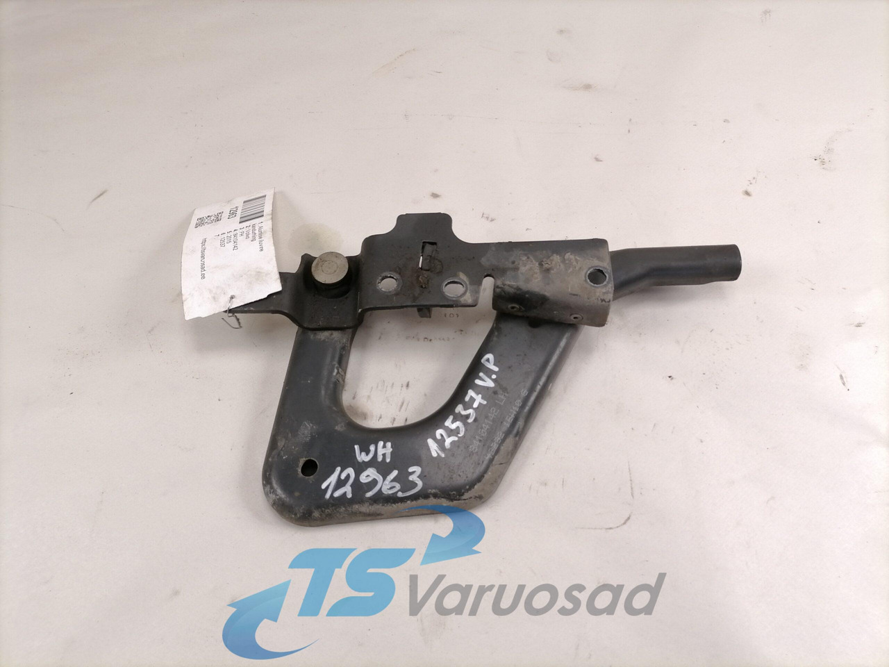 Volvo lower grille carrier hinge 84104142 - جلوپنجره - شاحنة: صور 1 Volvo lower grille carrier hinge 84104142 - جلوپنجره - شاحنة: صور 1