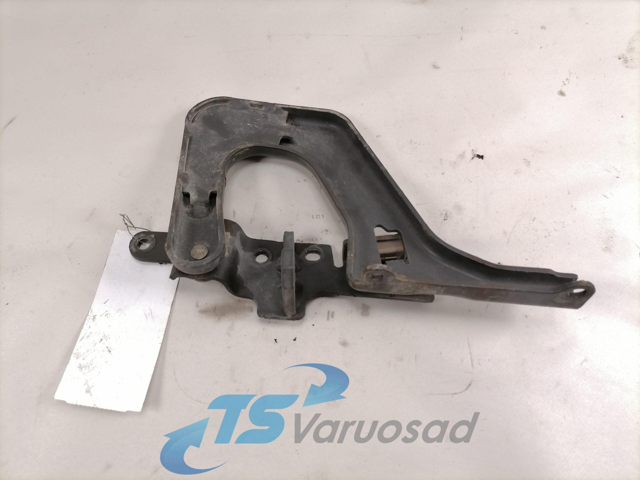 Volvo lower grille carrier hinge 84104142 - جلوپنجره - شاحنة: صور 2 Volvo lower grille carrier hinge 84104142 - جلوپنجره - شاحنة: صور 2
