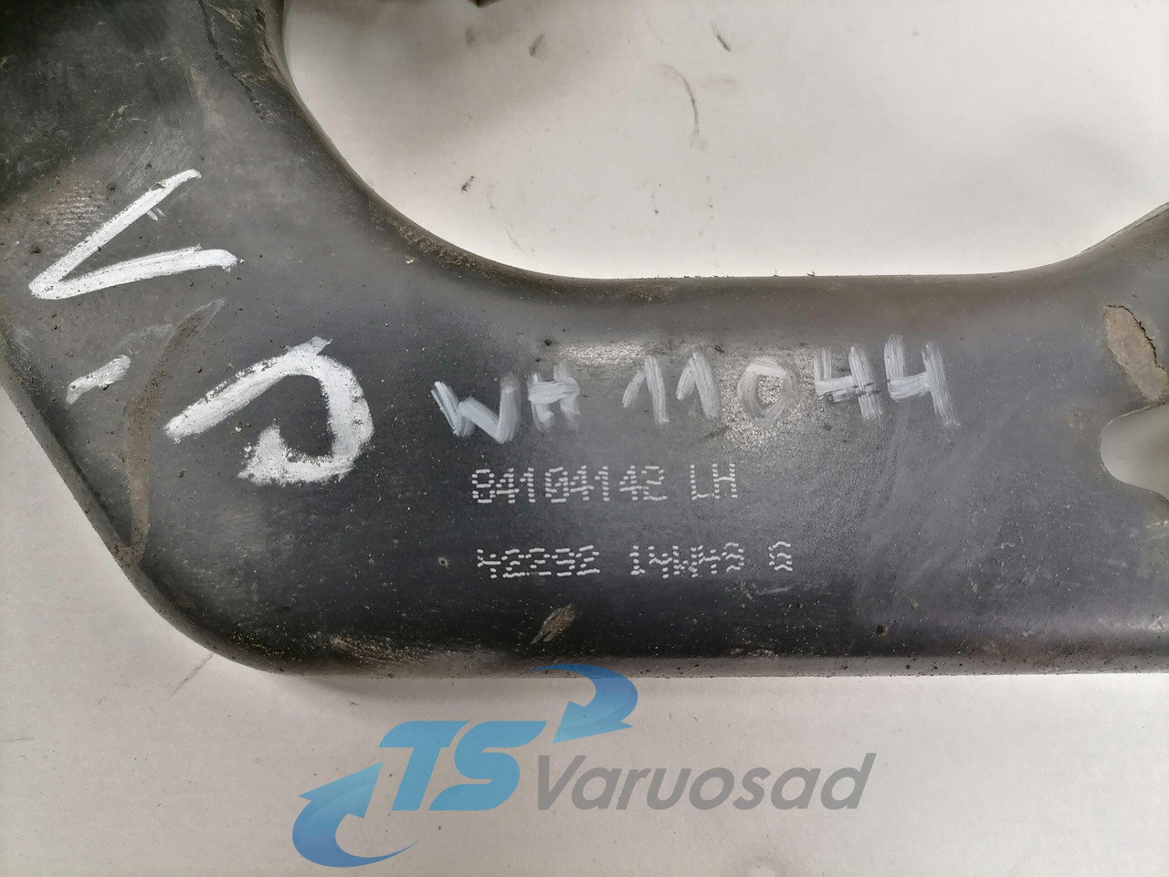 Volvo lower grille carrier hinge 84104142 - جلوپنجره - شاحنة: صور 3 Volvo lower grille carrier hinge 84104142 - جلوپنجره - شاحنة: صور 3