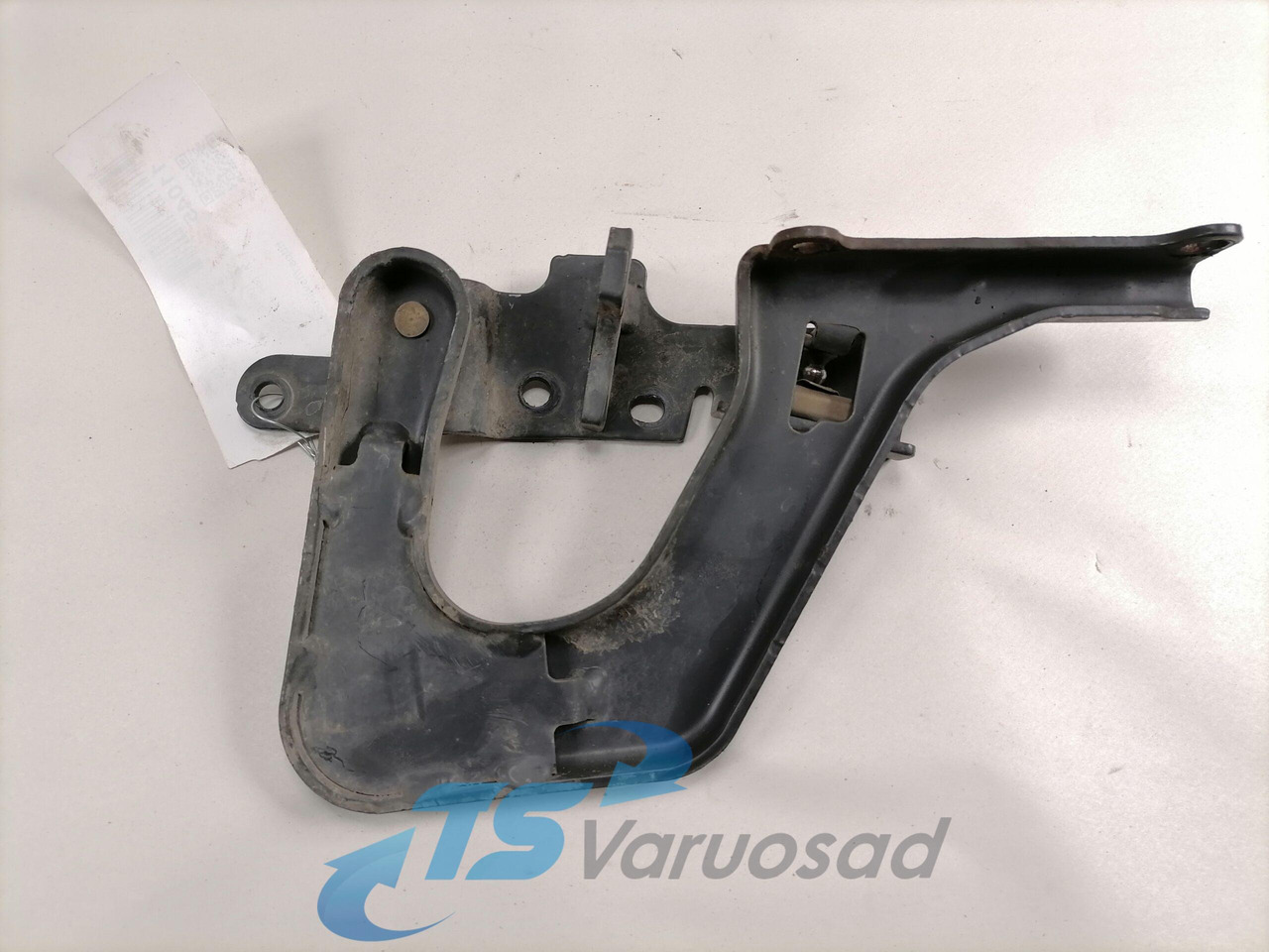 Volvo lower grille carrier hinge 84104144 - جلوپنجره - شاحنة: صور 2 Volvo lower grille carrier hinge 84104144 - جلوپنجره - شاحنة: صور 2