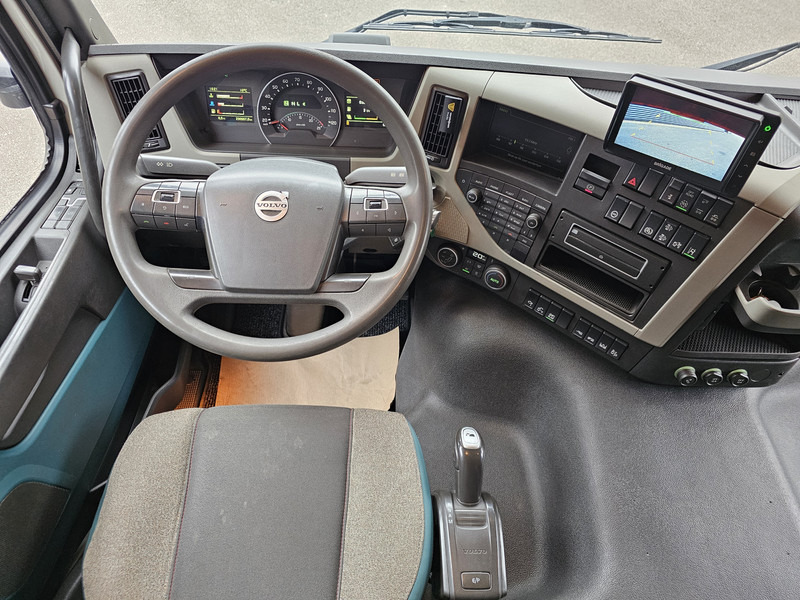 Interior photo 1: شاحنة كرين Volvo FM500 / 6x2 / HMF 32TM / KRAN / CRANE