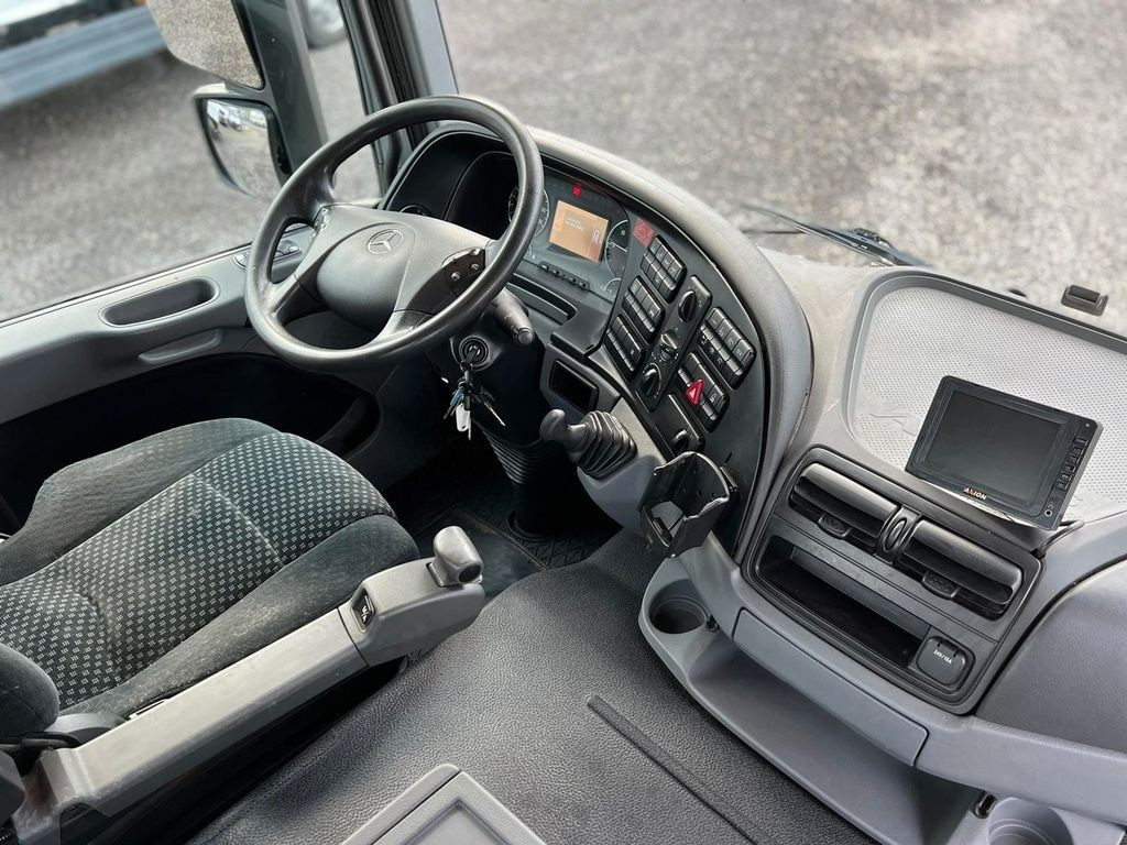 Interior photo 1: شاحنة ذات الخطاف Mercedes-Benz 2541 6X2 Meiller Funk Zustand wie 200 tkm Mercedes-Benz 2541 6X2 Meiller RK 20.65 Funk | Top Zustand! Interior photo 1: شاحنة ذات الخطاف Mercedes-Benz 2541 6X2 Meiller Funk Zustand wie 200 tkm Mercedes-Benz 2541 6X2 Meiller RK 20.65 Funk | Top Zustand!