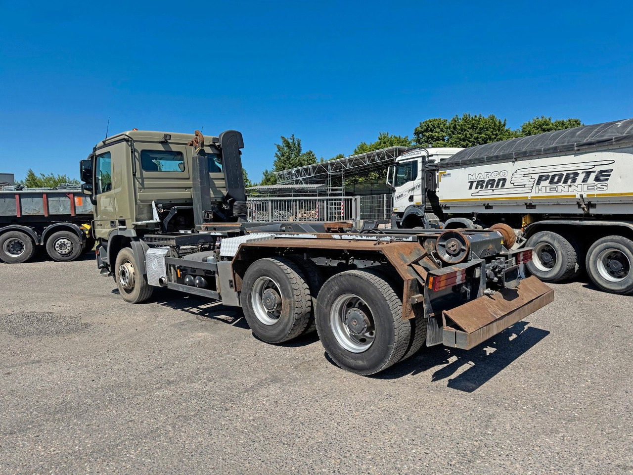 Mercedes-Benz 2644 6X4 VDL Abroller mit 3,90 Radstand Blatt BL - شاحنة ذات الخطاف: صور 1 Mercedes-Benz 2644 6X4 VDL Abroller mit 3,90 Radstand Blatt BL - شاحنة ذات الخطاف: صور 1