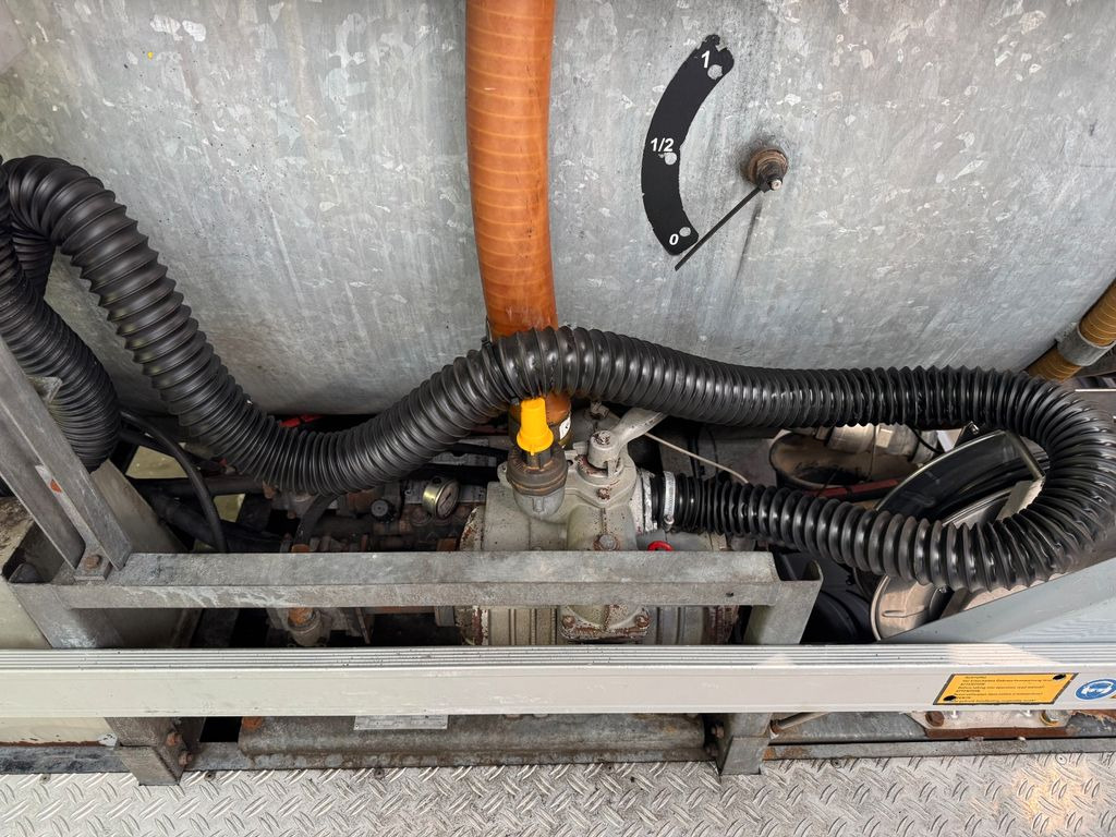 Mercedes-Benz 818 4X2 ROM Toilettenwagen Mercedes-Benz 818 4X2 ROM Toilettenwagen 6 Plätze - فراغ شاحنة: صور 4 Mercedes-Benz 818 4X2 ROM Toilettenwagen Mercedes-Benz 818 4X2 ROM Toilettenwagen 6 Plätze - فراغ شاحنة: صور 4