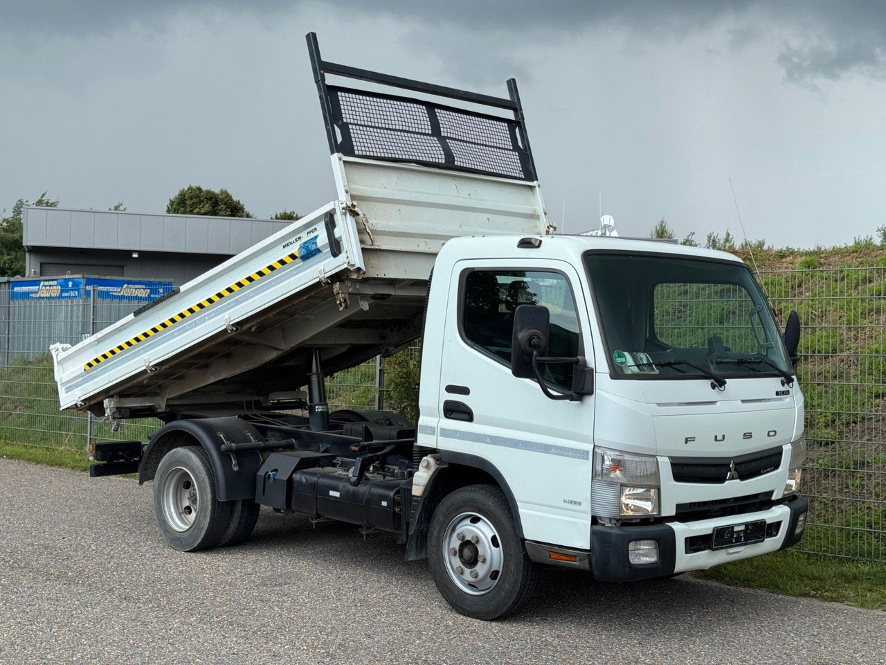 Mitsubishi 7C15 Fuso Canter 4x2 mit Meiller 3S. Kipper - قلاب صغير: صور 1 Mitsubishi 7C15 Fuso Canter 4x2 mit Meiller 3S. Kipper - قلاب صغير: صور 1