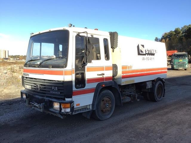 Volvo FL611 - سياره كنس شوارع: صور 1 Volvo FL611 - سياره كنس شوارع: صور 1