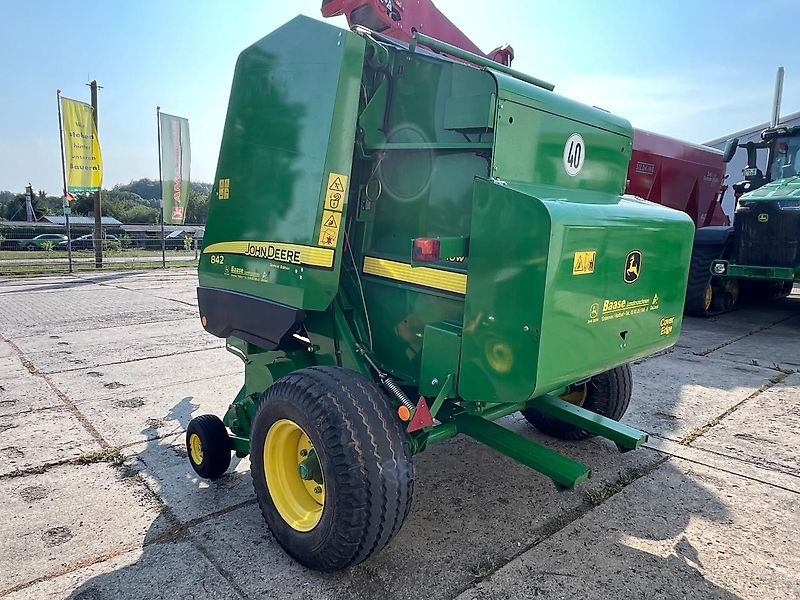 John Deere 842 HiFlow - مكبس القش الدائري: صور 5 John Deere 842 HiFlow - مكبس القش الدائري: صور 5