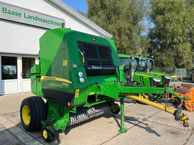 John Deere 842 HiFlow - مكبس القش الدائري: صور 1 John Deere 842 HiFlow - مكبس القش الدائري: صور 1