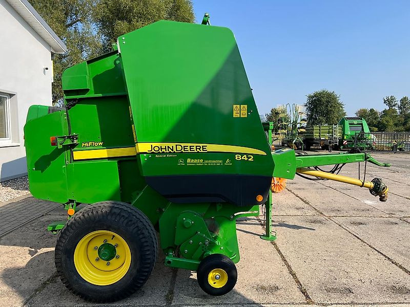 John Deere 842 HiFlow - مكبس القش الدائري: صور 2 John Deere 842 HiFlow - مكبس القش الدائري: صور 2