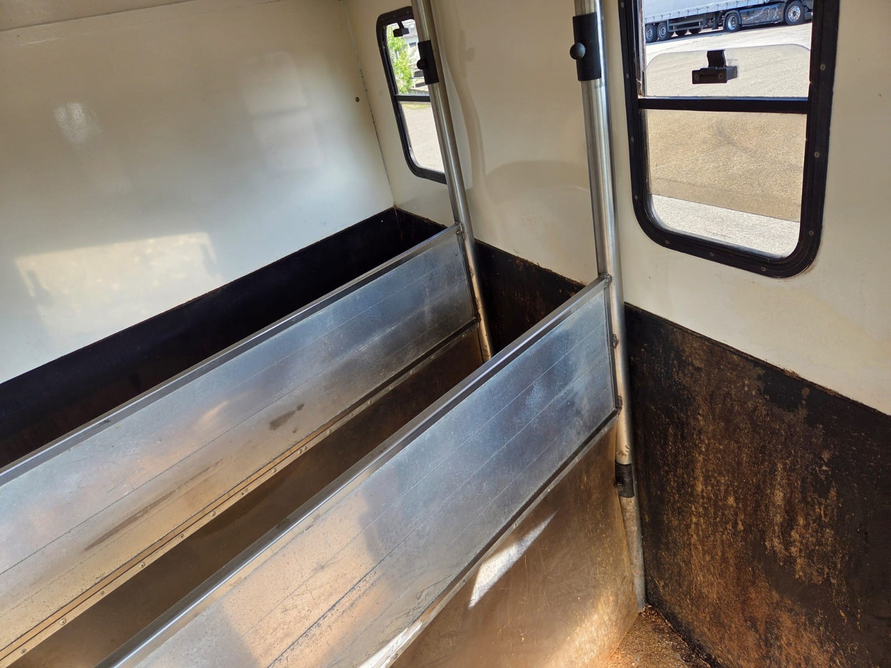 شاحنة نقل المواشي شاحنة لنقل الحيوانات IVECO 75E: صور 16
