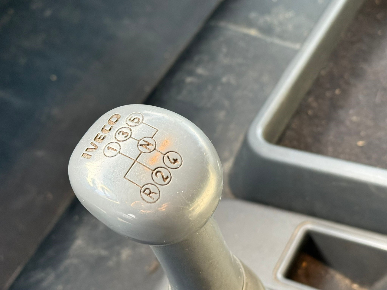 شاحنة نقل المواشي شاحنة لنقل الحيوانات IVECO 75E: صور 10
