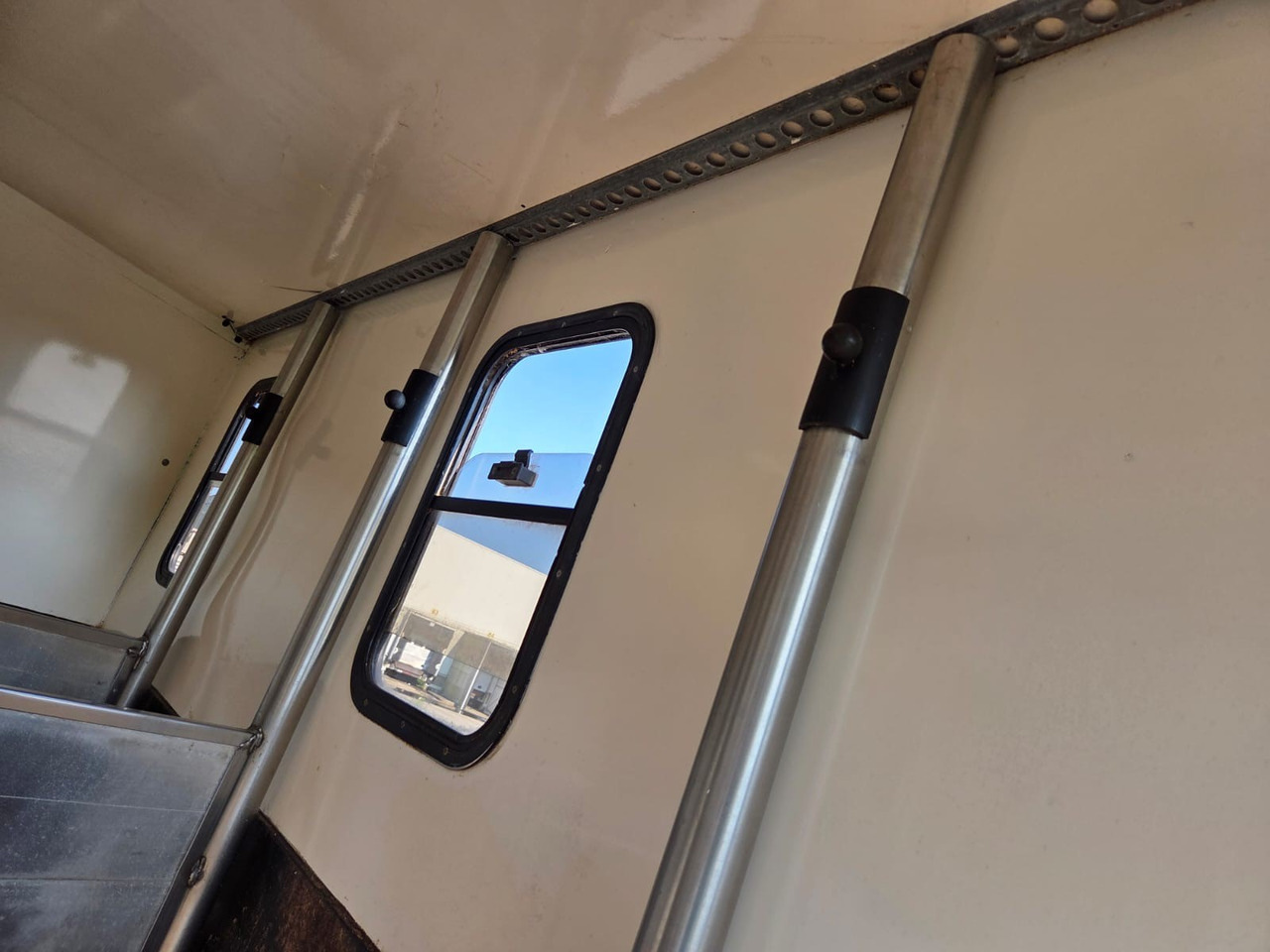 شاحنة نقل المواشي شاحنة لنقل الحيوانات IVECO 75E: صور 15
