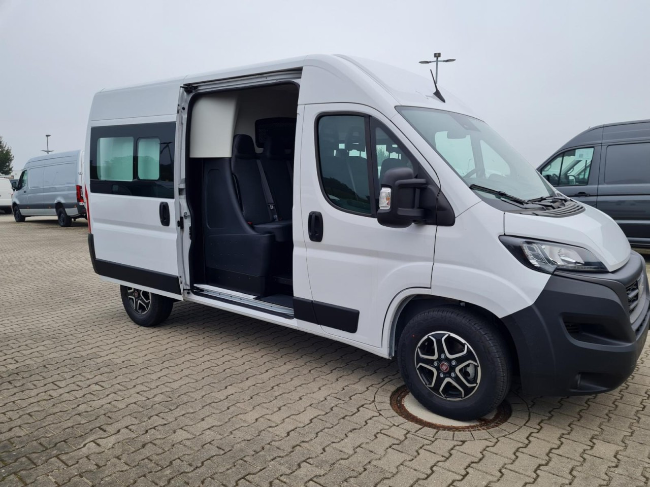 Fiat Ducato 35 Kombi Doka 7-Sitze 2x Schiebetür Maxi L2H2 - صغيرة, ميكروباص: صور 3 Fiat Ducato 35 Kombi Doka 7-Sitze 2x Schiebetür Maxi L2H2 - صغيرة, ميكروباص: صور 3