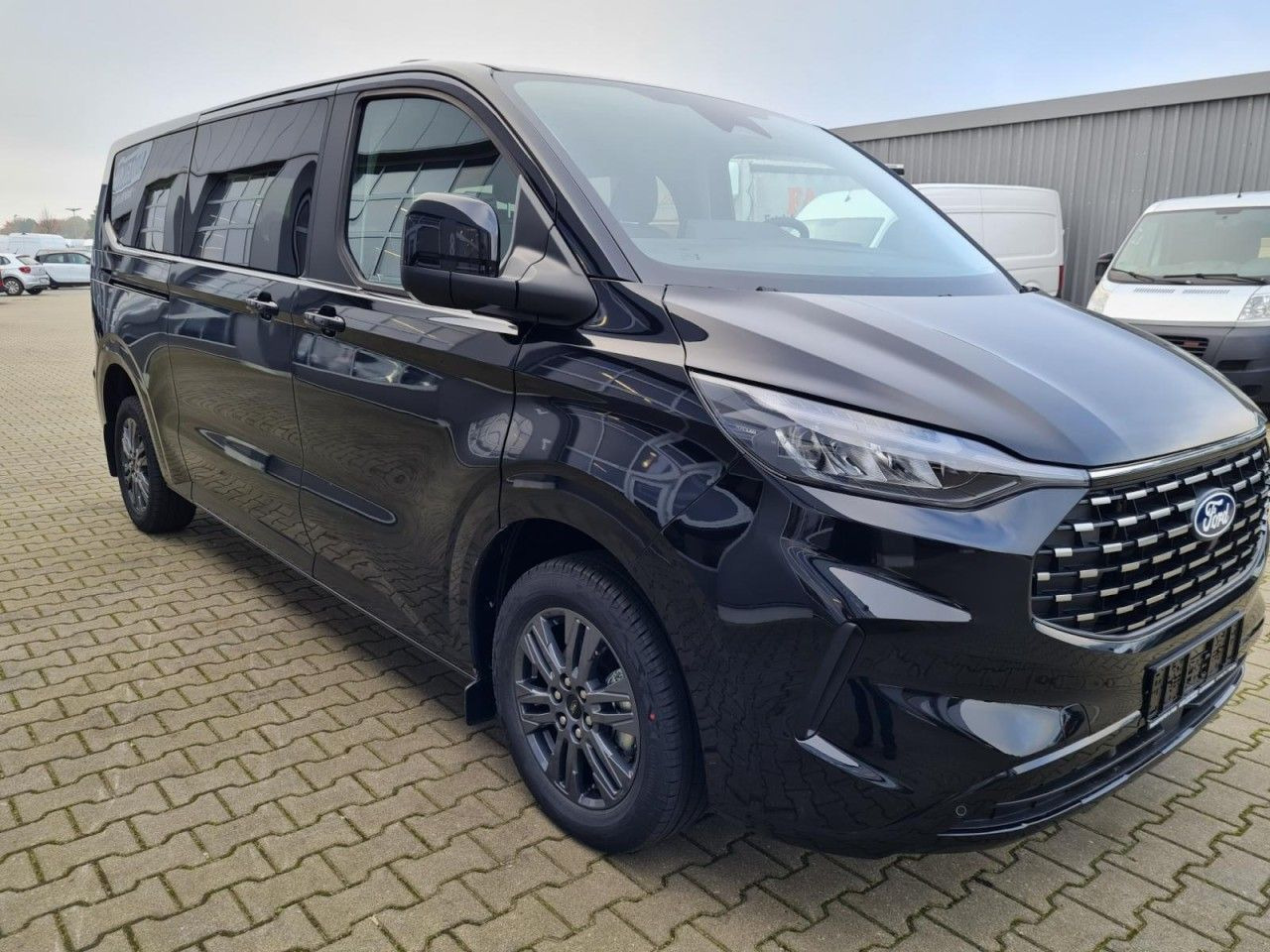 Ford Tourneo Custom 320 L2 Titanium 9 Sitze STANDHZ - ميكروباص: صور 3 Ford Tourneo Custom 320 L2 Titanium 9 Sitze STANDHZ - ميكروباص: صور 3