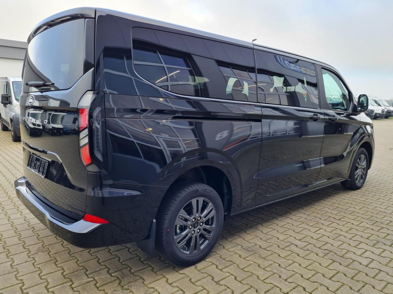 Ford Tourneo Custom 320 L2 Titanium 9 Sitze STANDHZ - ميكروباص: صور 4 Ford Tourneo Custom 320 L2 Titanium 9 Sitze STANDHZ - ميكروباص: صور 4