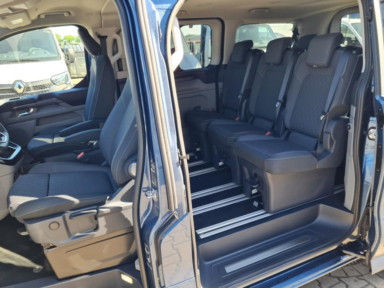 Ford Tourneo Custom 320 Titanium L1 AG 8-Sitze LED KA - ميكروباص: صور 2 Ford Tourneo Custom 320 Titanium L1 AG 8-Sitze LED KA - ميكروباص: صور 2