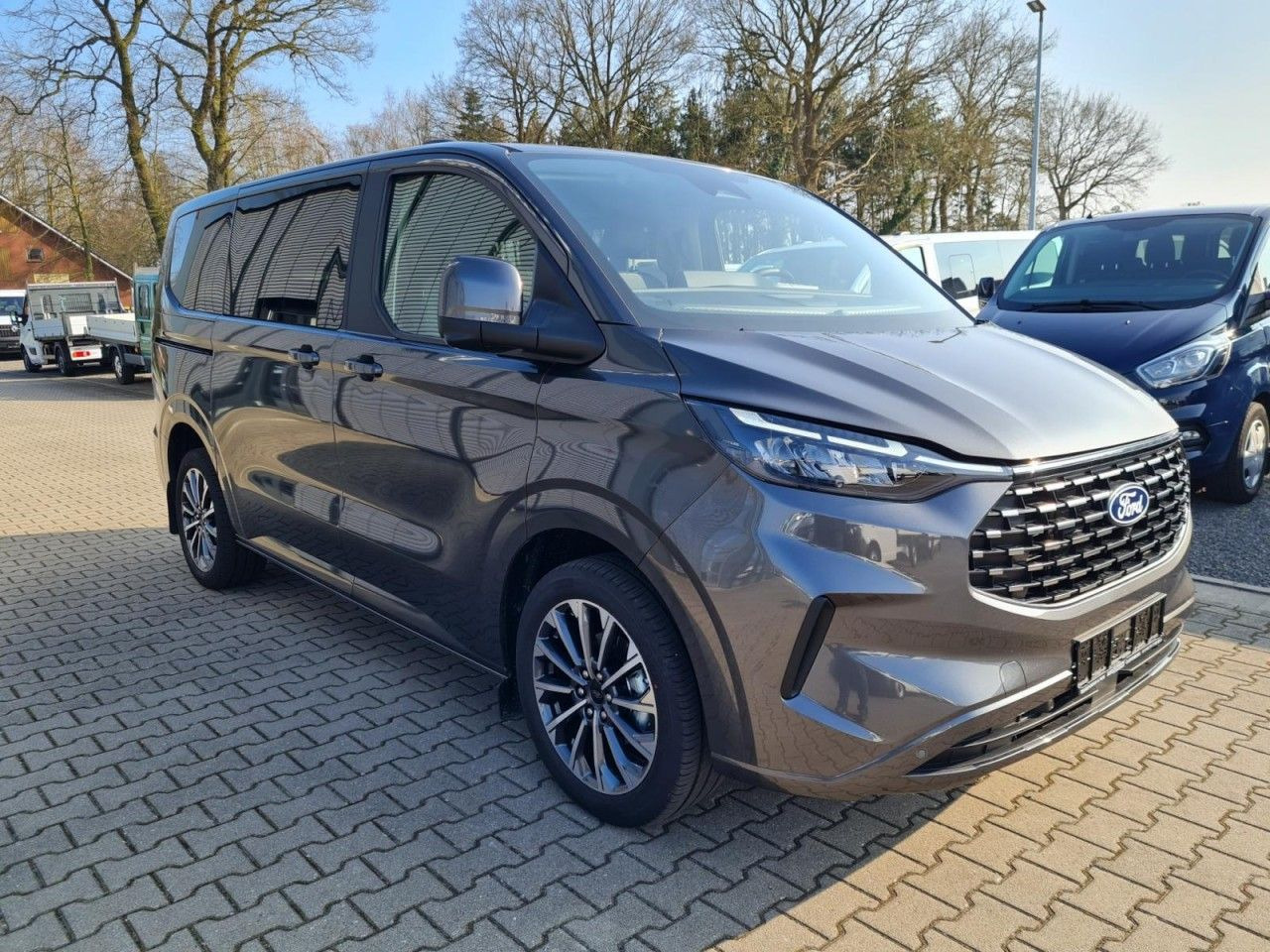 Ford Tourneo Custom 320 Titanium X L1 AHK LED LMF NAV - ميكروباص: صور 3 Ford Tourneo Custom 320 Titanium X L1 AHK LED LMF NAV - ميكروباص: صور 3