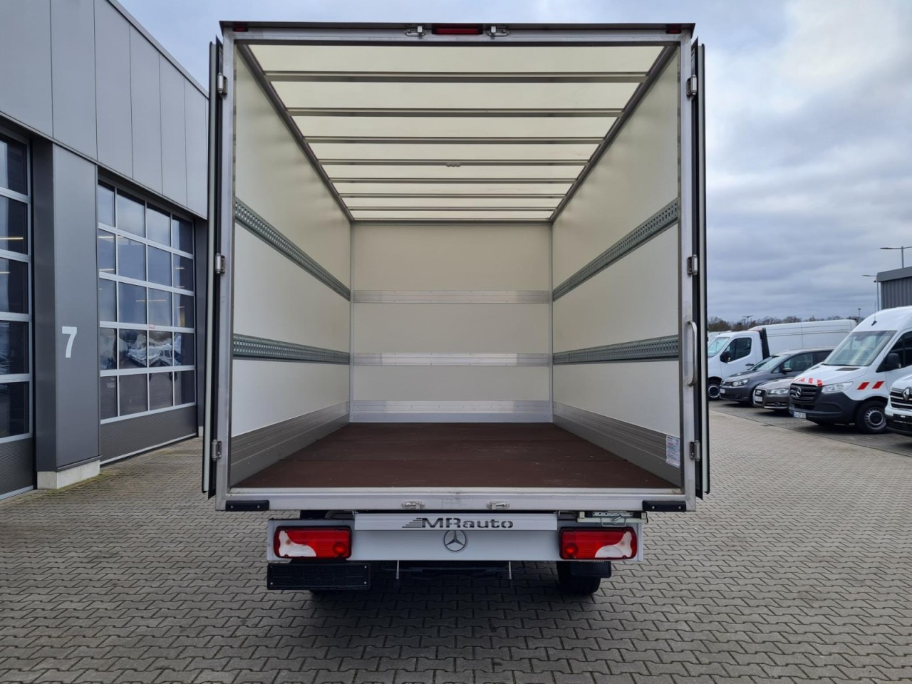 Mercedes-Benz Sprinter 315 Koffer lang MBux KLIMA NAVI TEMPOMAT - الشاحنات الصغيرة صندوق مغلق: صور 5 Mercedes-Benz Sprinter 315 Koffer lang MBux KLIMA NAVI TEMPOMAT - الشاحنات الصغيرة صندوق مغلق: صور 5