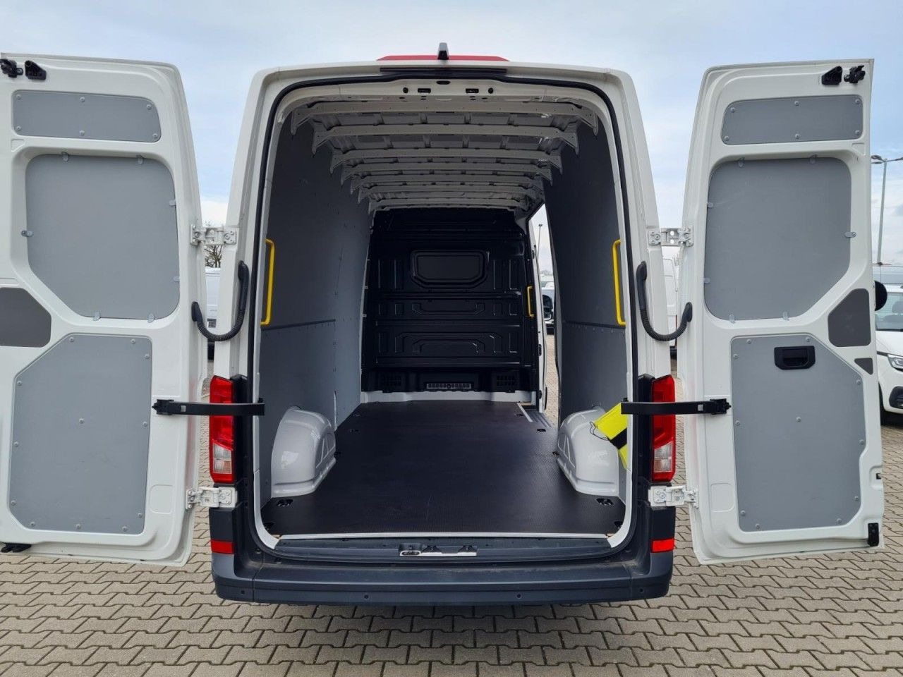 Volkswagen Crafter 35 Kasten lang L4H2 KLIMA NAVI_APP HOLZB - فان: صور 5 Volkswagen Crafter 35 Kasten lang L4H2 KLIMA NAVI_APP HOLZB - فان: صور 5