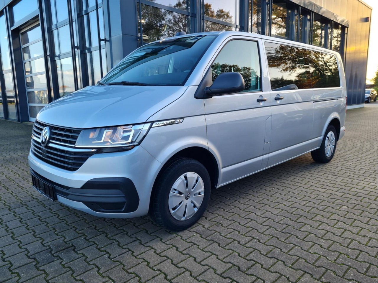 Volkswagen T6.1 Caravelle TDI lang 9 Sitzer 2 Schiebetüren Trendl. - صغيرة, ميكروباص: صور 1 Volkswagen T6.1 Caravelle TDI lang 9 Sitzer 2 Schiebetüren Trendl. - صغيرة, ميكروباص: صور 1
