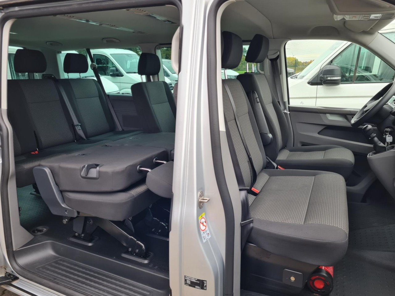 Volkswagen T6.1 Caravelle TDI lang 9 Sitzer 2 Schiebetüren Trendl. - صغيرة, ميكروباص: صور 4 Volkswagen T6.1 Caravelle TDI lang 9 Sitzer 2 Schiebetüren Trendl. - صغيرة, ميكروباص: صور 4
