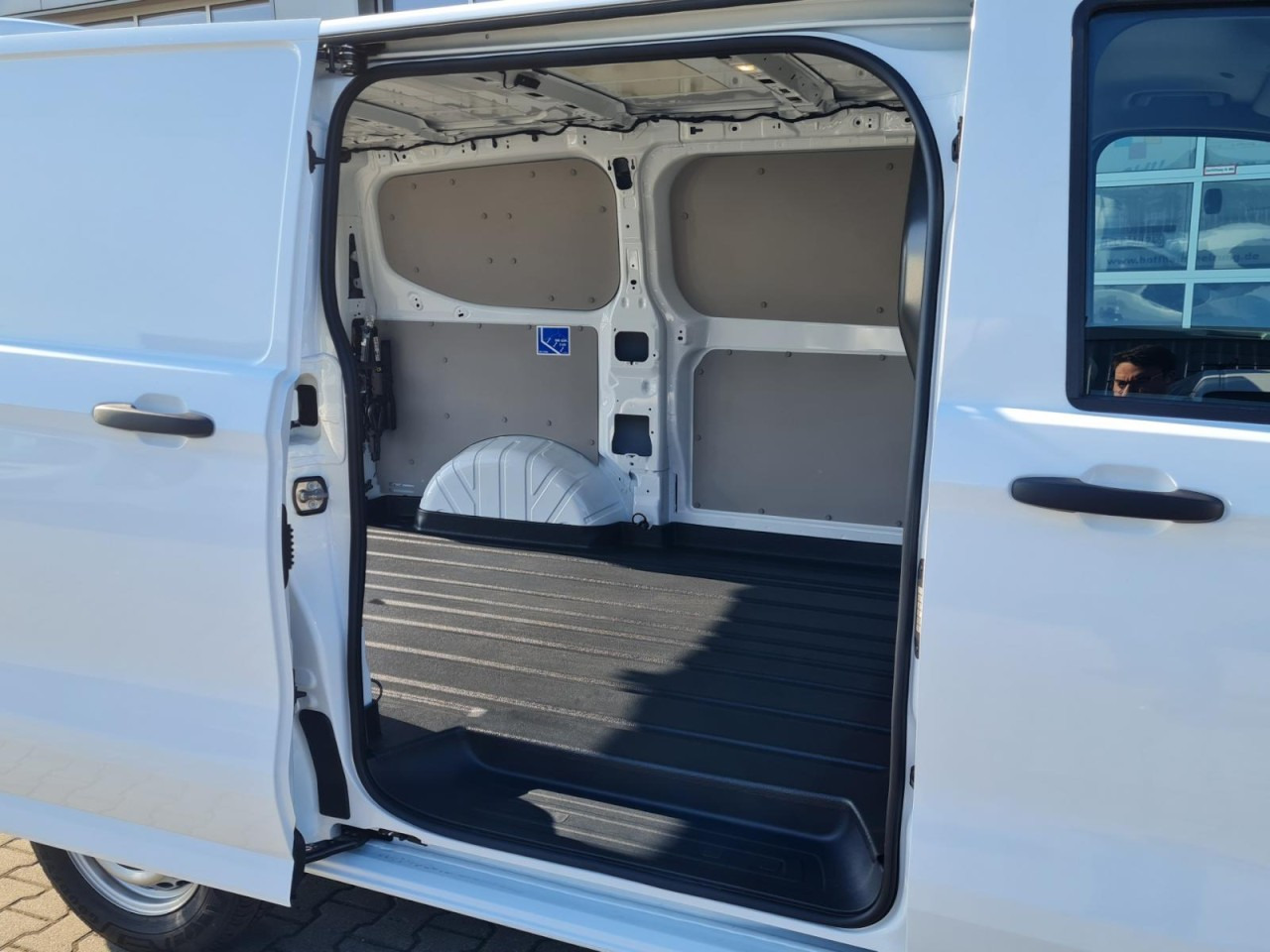 Volkswagen T7 Transporter Kasten TDi L1 Heckklappe KLIMA PDC - فان المدمجة: صور 4 Volkswagen T7 Transporter Kasten TDi L1 Heckklappe KLIMA PDC - فان المدمجة: صور 4