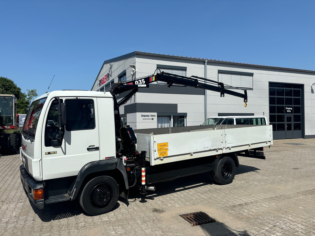 MAN 8.163 L2000 Pritsche+Kran Hiab 035 - شاحنات مسطحة, شاحنة كرين: صور 2 MAN 8.163 L2000 Pritsche+Kran Hiab 035 - شاحنات مسطحة, شاحنة كرين: صور 2