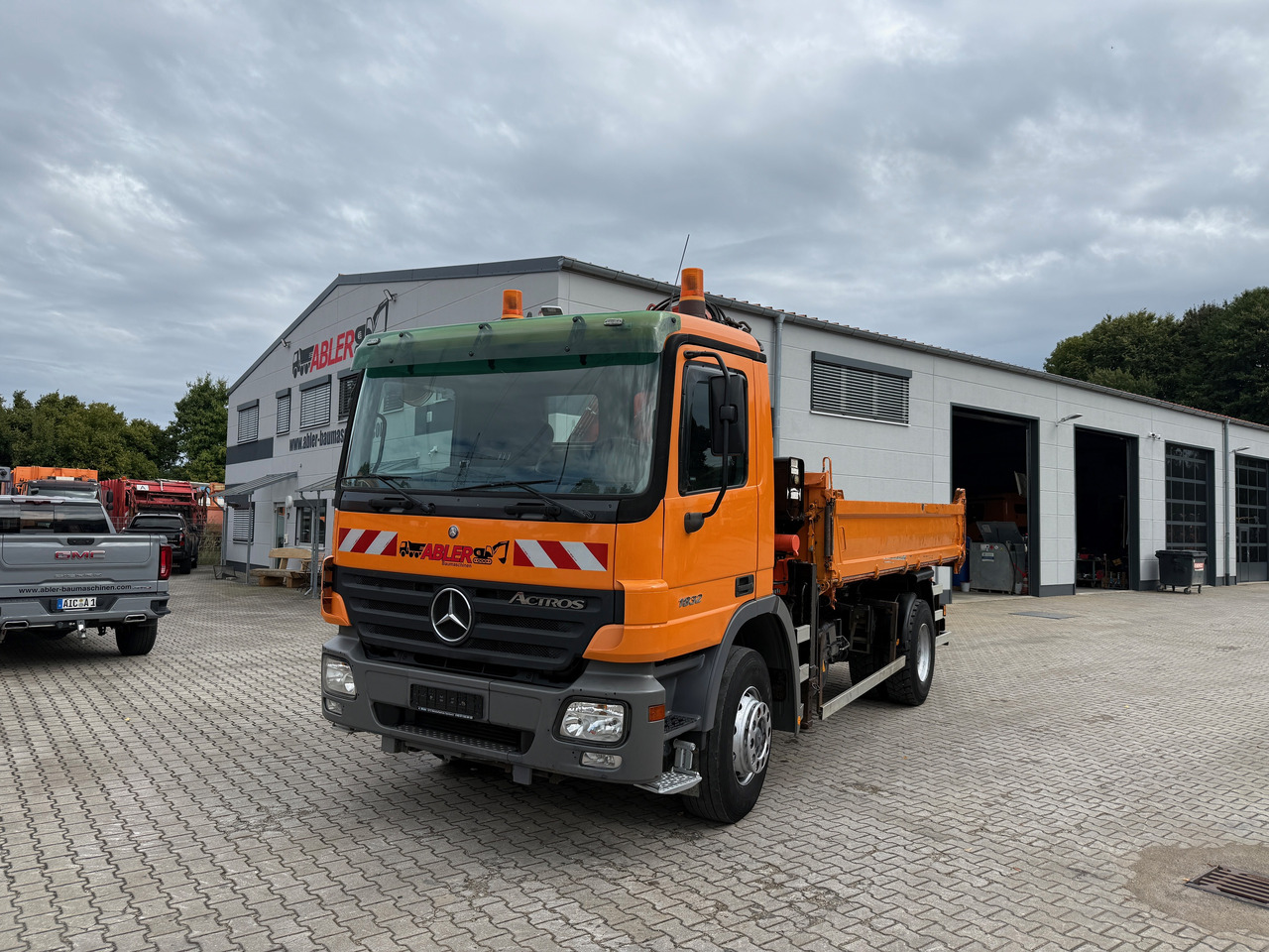 Mercedes-Benz 1832 Actros MP2 3-Seiten-Kipper mit Kran + Funk - قلابات, شاحنة كرين: صور 2 Mercedes-Benz 1832 Actros MP2 3-Seiten-Kipper mit Kran + Funk - قلابات, شاحنة كرين: صور 2