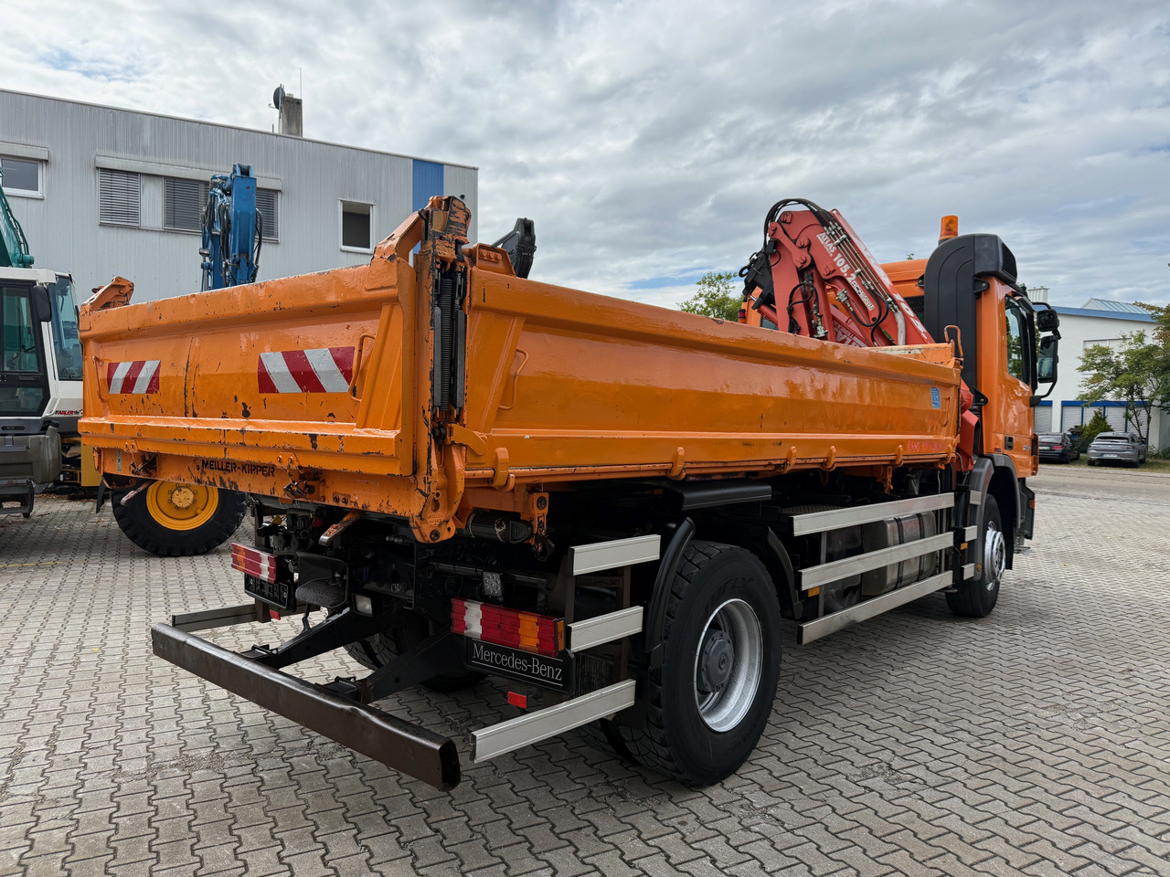 Mercedes-Benz 1832 Actros MP2 3-Seiten-Kipper mit Kran + Funk - قلابات, شاحنة كرين: صور 4 Mercedes-Benz 1832 Actros MP2 3-Seiten-Kipper mit Kran + Funk - قلابات, شاحنة كرين: صور 4