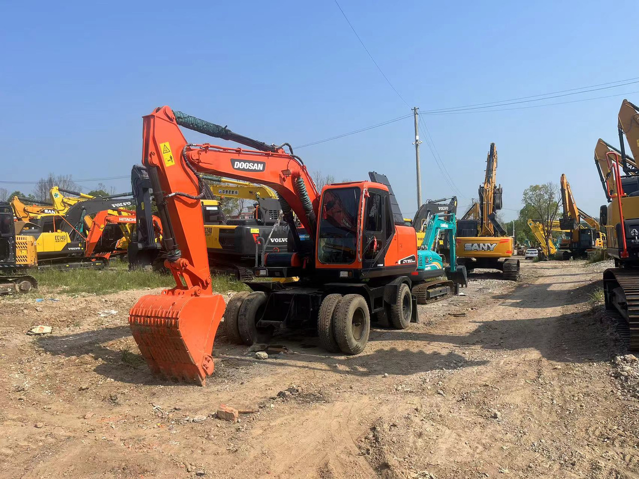 Doosan DX150W-9C - حفارة على عجلات: صور 1 Doosan DX150W-9C - حفارة على عجلات: صور 1