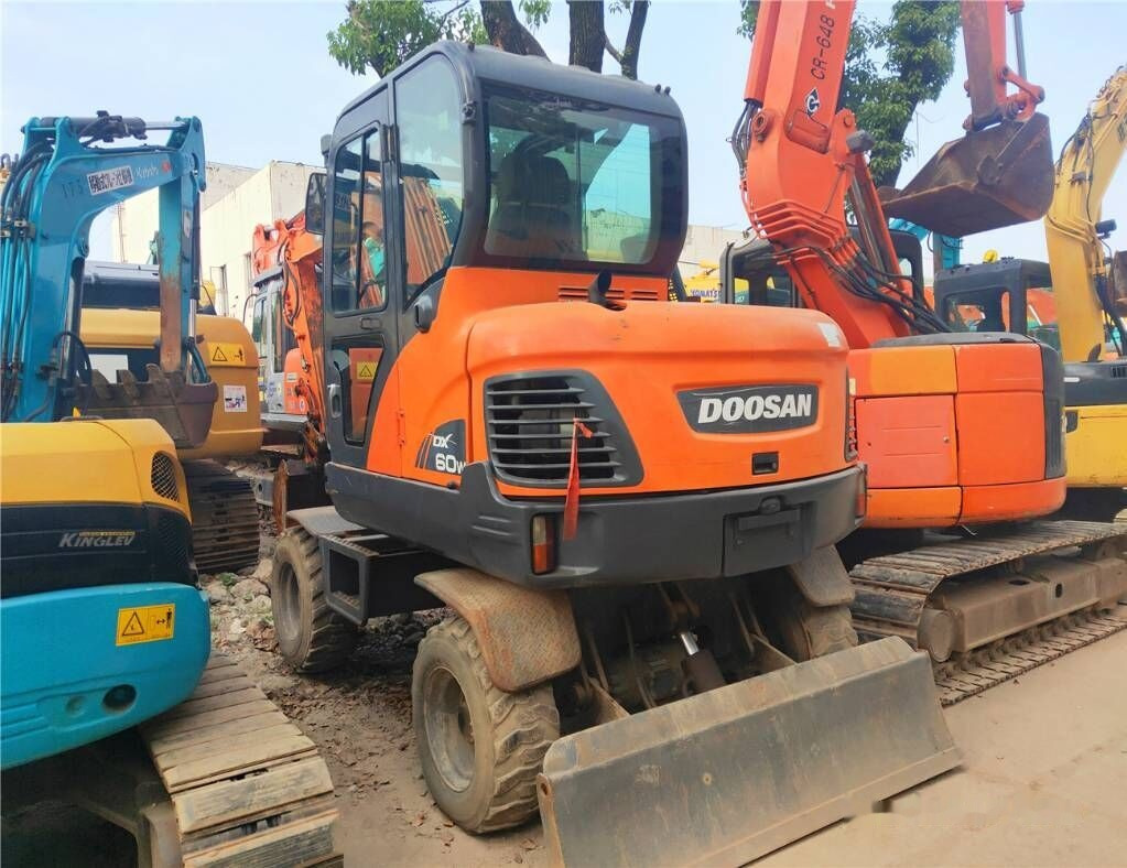 Doosan DX60 W - حفارة على عجلات: صور 1 Doosan DX60 W - حفارة على عجلات: صور 1