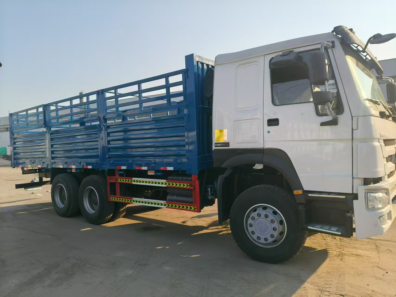 Sinotruk HOWO 371 6*4 Fence truck - شاحنات مسطحة: صور 2 Sinotruk HOWO 371 6*4 Fence truck - شاحنات مسطحة: صور 2