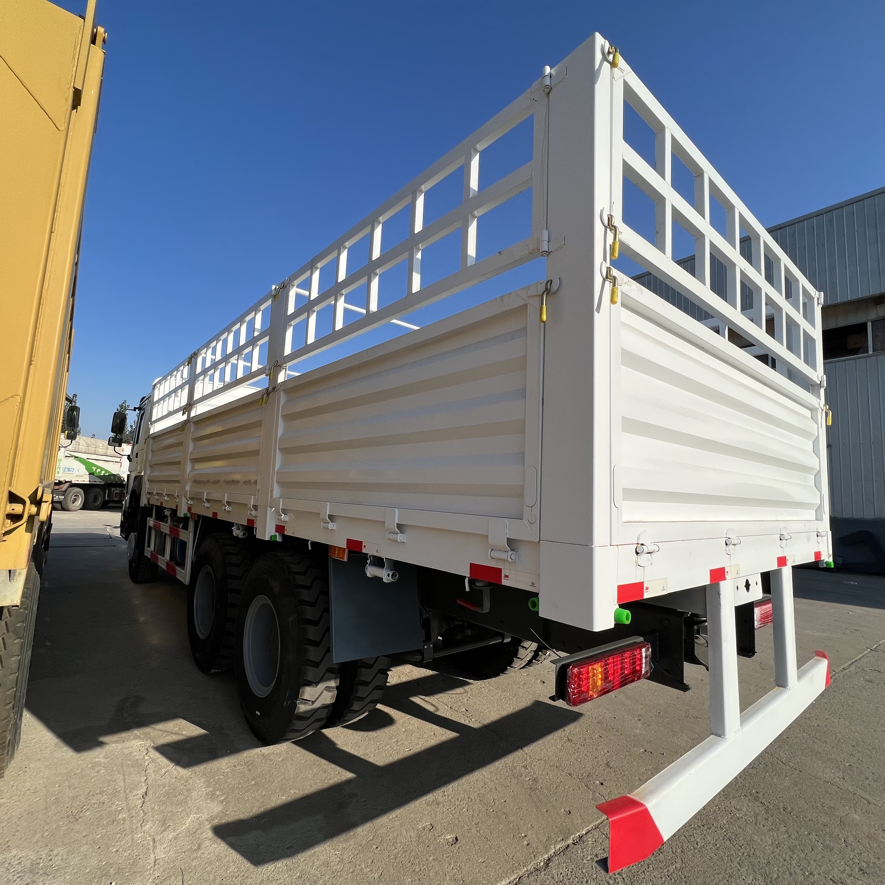 Sinotruk HOWO 371 6*4 Fence truck - شاحنات مسطحة: صور 1 Sinotruk HOWO 371 6*4 Fence truck - شاحنات مسطحة: صور 1