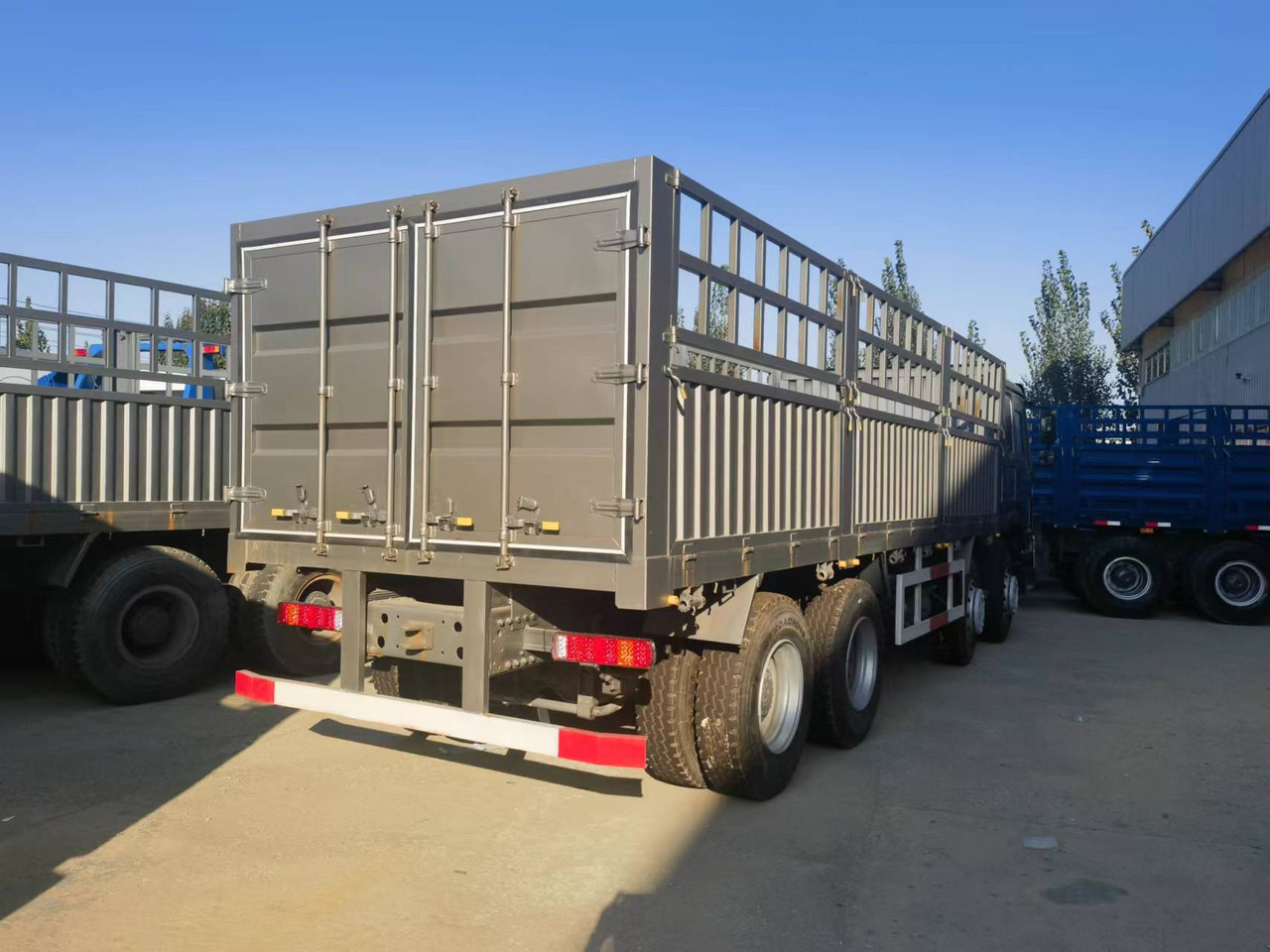 Sinotruk HOWO 371 8*4 Fence truck - شاحنات مسطحة: صور 2 Sinotruk HOWO 371 8*4 Fence truck - شاحنات مسطحة: صور 2
