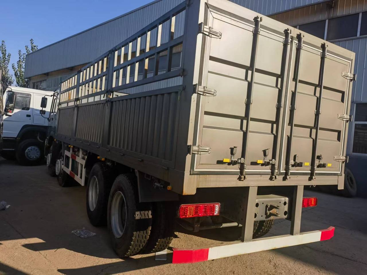 Sinotruk HOWO 371 8*4 Fence truck - شاحنات مسطحة: صور 3 Sinotruk HOWO 371 8*4 Fence truck - شاحنات مسطحة: صور 3