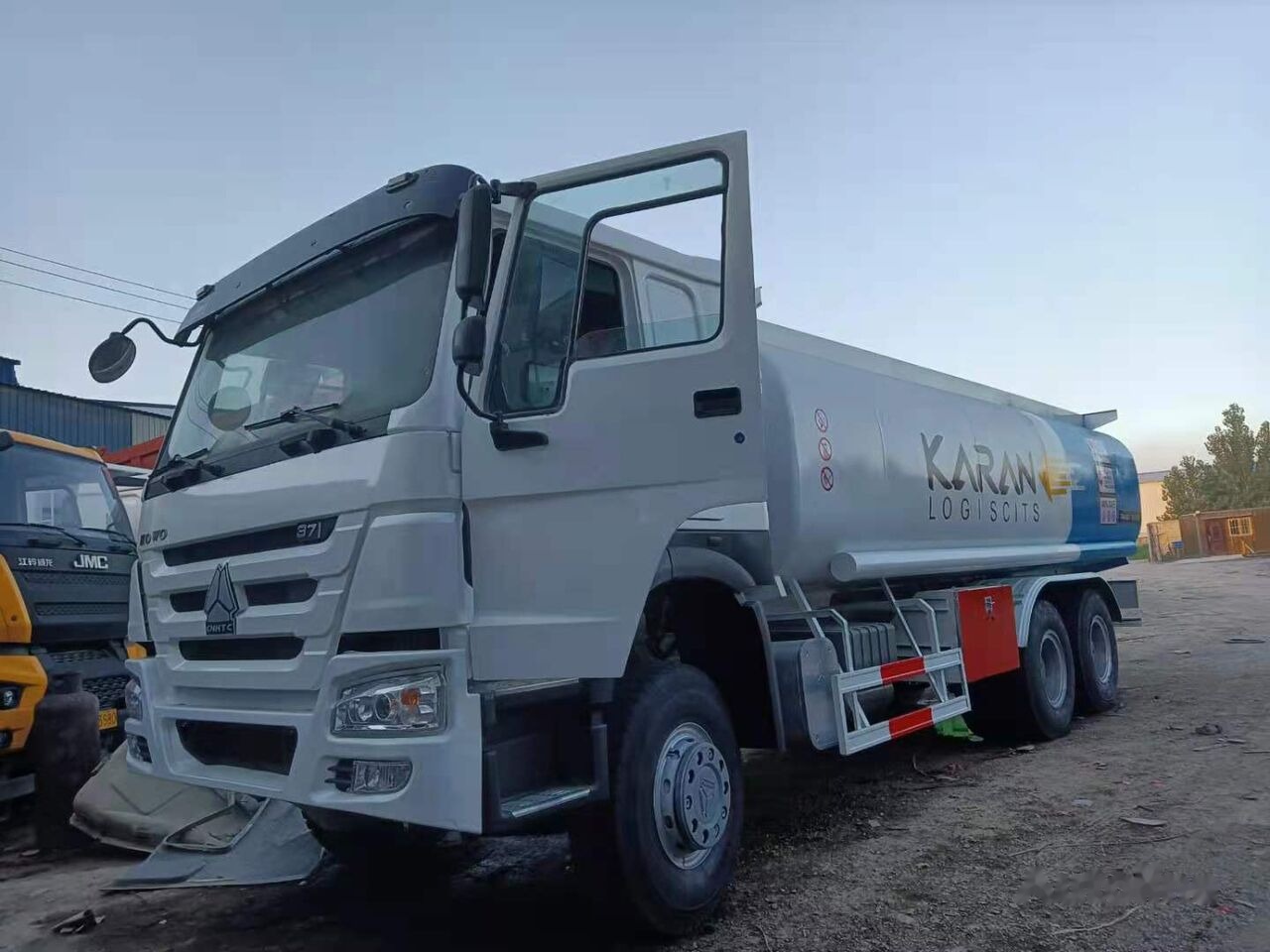 Sinotruk HOWO 6*4 Fuel Tank Truck - شاحنة صهريج: صور 1 Sinotruk HOWO 6*4 Fuel Tank Truck - شاحنة صهريج: صور 1