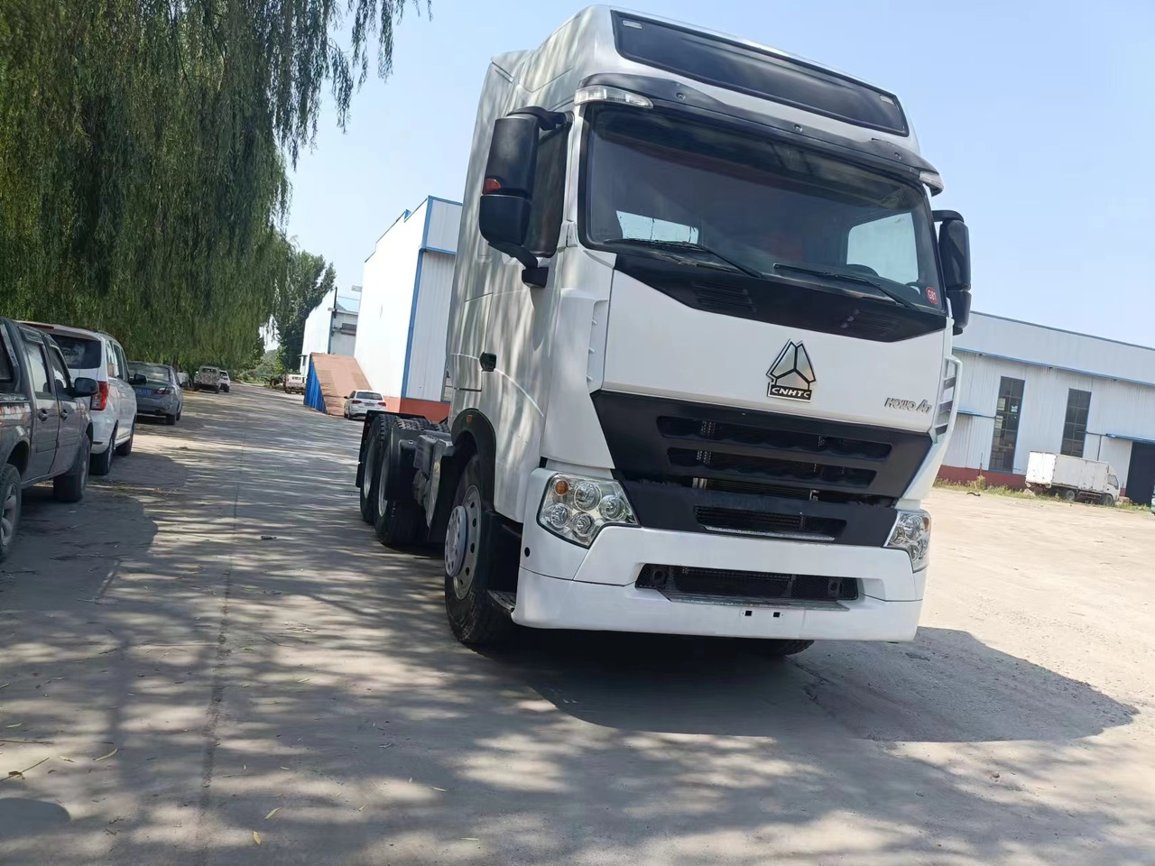 Sinotruk HOWO A7 tractor - شاحنة قلابة صغيرة: صور 3 Sinotruk HOWO A7 tractor - شاحنة قلابة صغيرة: صور 3