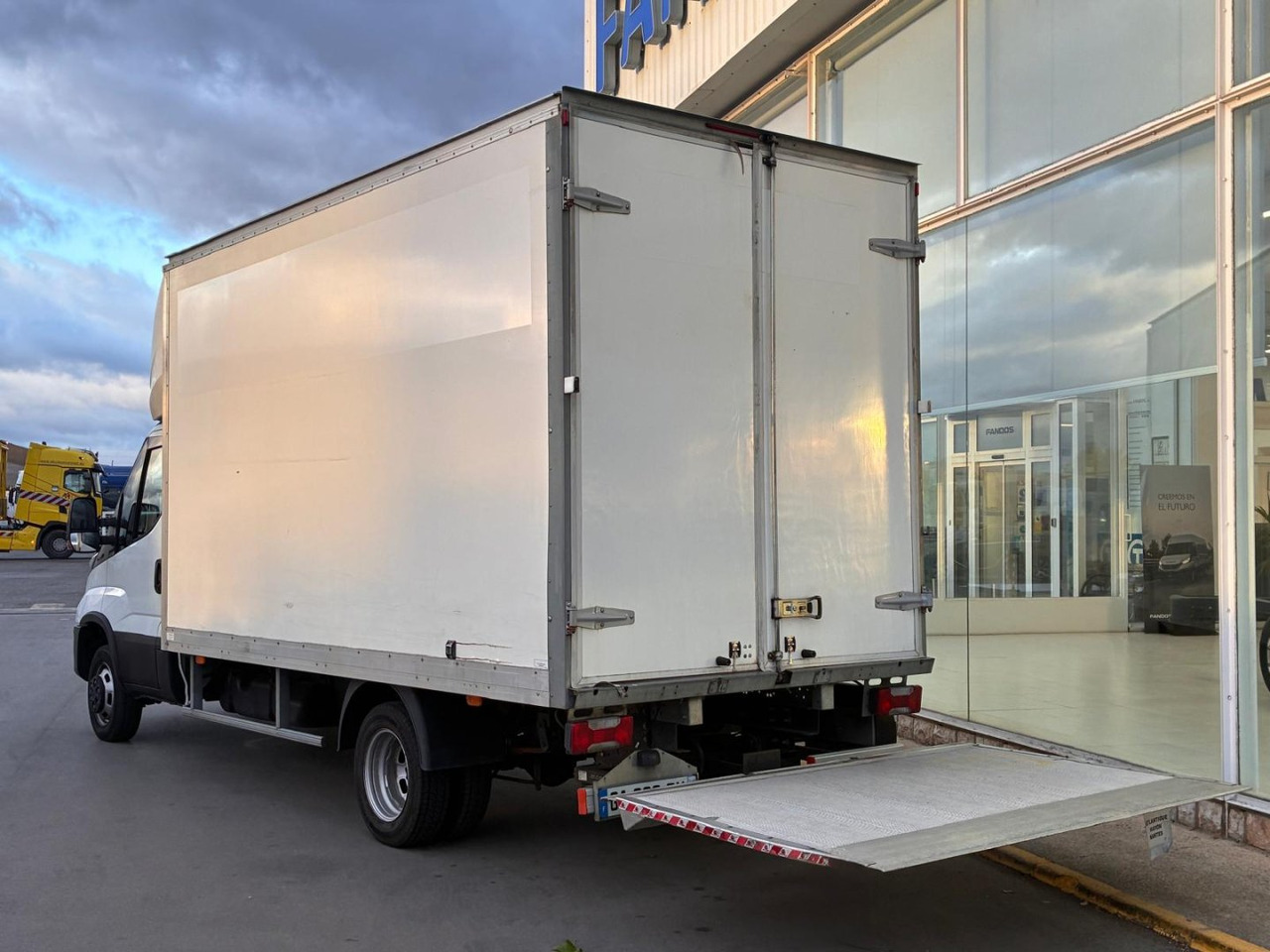 Caja cerrada IVECO 35C14 20m3 con puertas traseras y rampa elevadora - الشاحنات الصغيرة صندوق مغلق: صور 4 Caja cerrada IVECO 35C14 20m3 con puertas traseras y rampa elevadora - الشاحنات الصغيرة صندوق مغلق: صور 4