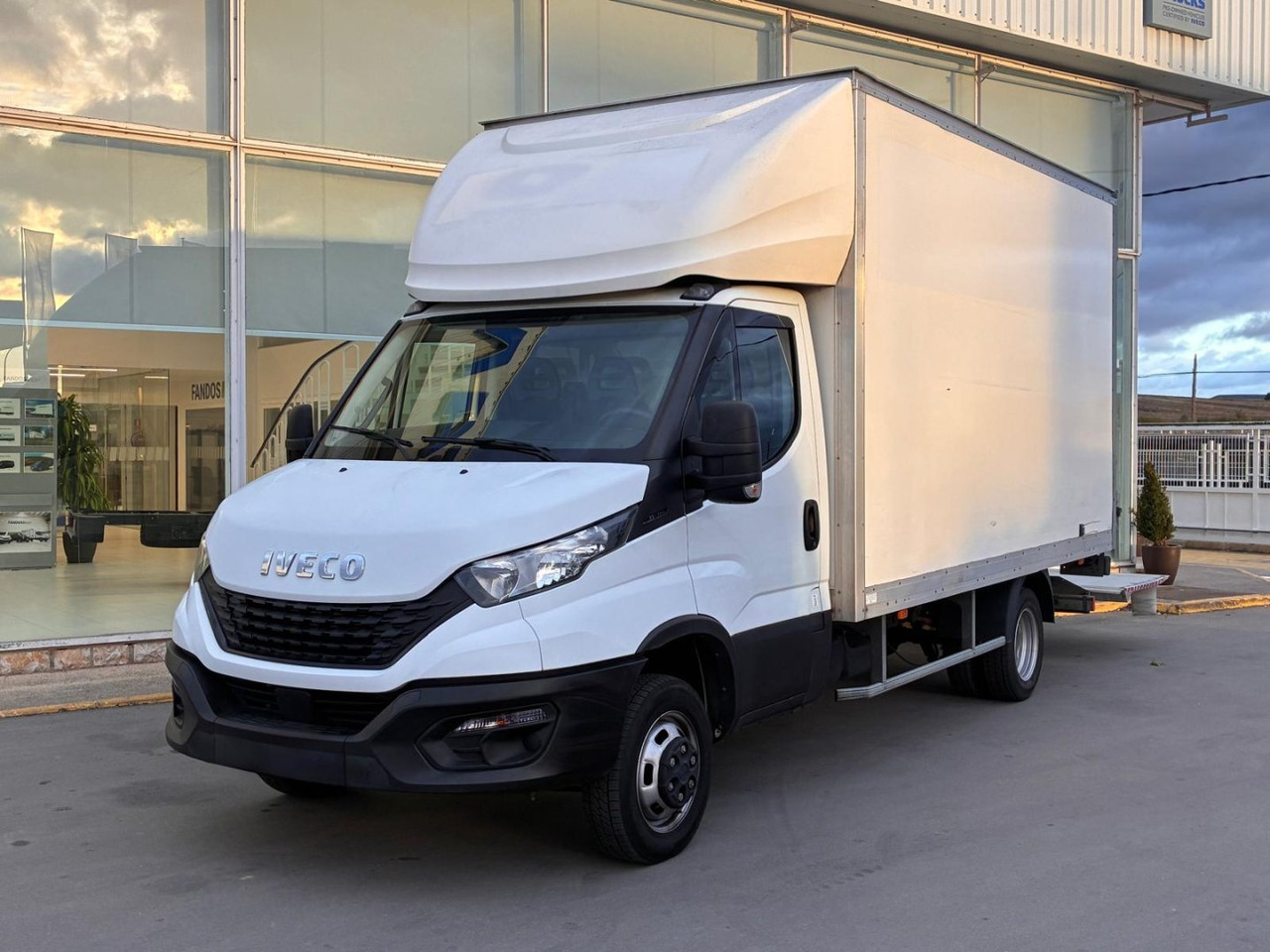 Caja cerrada IVECO 35C14 20m3 con puertas traseras y rampa elevadora - الشاحنات الصغيرة صندوق مغلق: صور 1 Caja cerrada IVECO 35C14 20m3 con puertas traseras y rampa elevadora - الشاحنات الصغيرة صندوق مغلق: صور 1