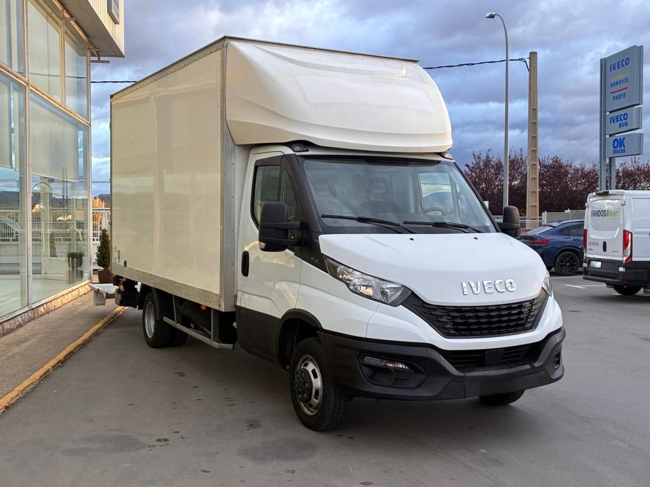 Caja cerrada IVECO 35C14 20m3 con puertas traseras y rampa elevadora - الشاحنات الصغيرة صندوق مغلق: صور 3 Caja cerrada IVECO 35C14 20m3 con puertas traseras y rampa elevadora - الشاحنات الصغيرة صندوق مغلق: صور 3