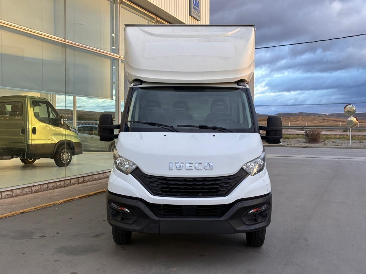 Caja cerrada IVECO 35C14 20m3 con puertas traseras y rampa elevadora - الشاحنات الصغيرة صندوق مغلق: صور 2 Caja cerrada IVECO 35C14 20m3 con puertas traseras y rampa elevadora - الشاحنات الصغيرة صندوق مغلق: صور 2
