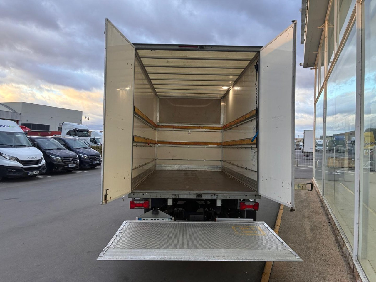 Caja cerrada IVECO 35C14 20m3 con puertas traseras y rampa elevadora - الشاحنات الصغيرة صندوق مغلق: صور 5 Caja cerrada IVECO 35C14 20m3 con puertas traseras y rampa elevadora - الشاحنات الصغيرة صندوق مغلق: صور 5